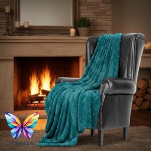 NWT Luxurious Soft Teal Throw Blanket
